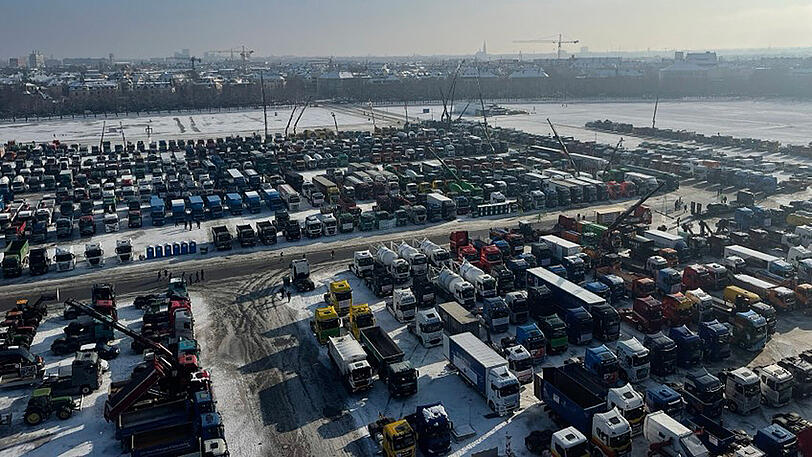 Lkw auf der Theresienwiese soweit das Auge reicht.