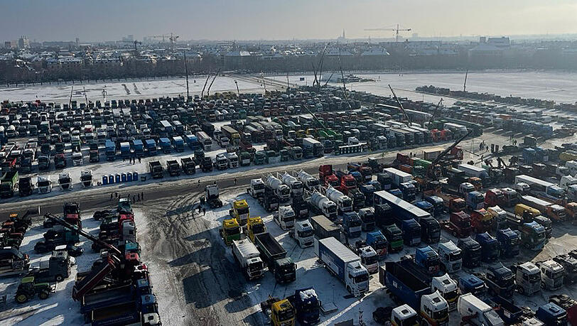 Lkw auf der Theresienwiese soweit das Auge reicht.