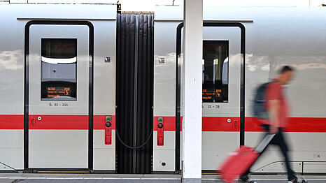 Ein Passagier l&auml;uft am Morgen nach dem bundesweiten Ausfall bei der Deutschen Bahn, am Hauptbahnhof M&uuml;nchen an einem ICE-Zug vorbei.