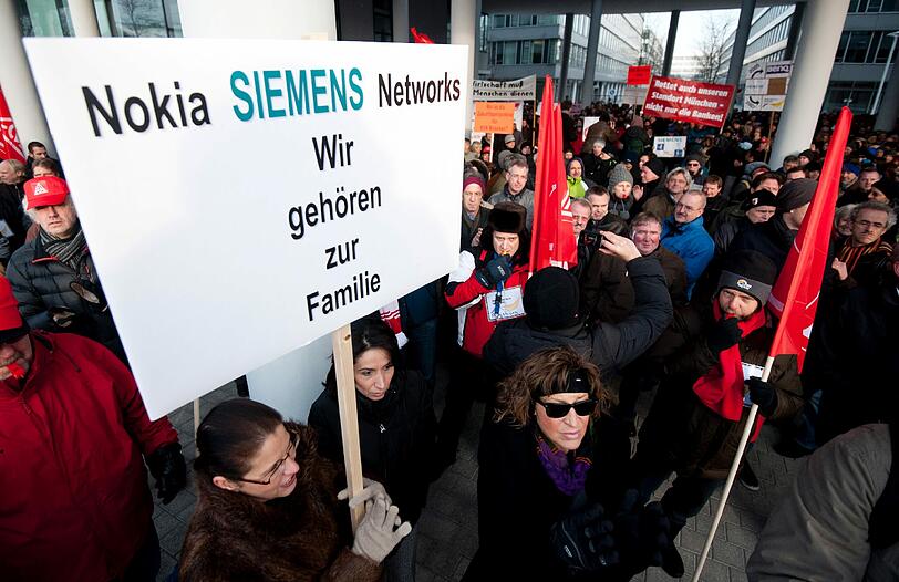 Mitarbeiter von Nokia Siemens Networks demonstrieren am Mittwoch (01.02.12) am Standort des Unternehmens in Muenchen. Der verlusttraechtige Netzwerkausruester hatte am Dienstag (31.01.12) angekuendigt, etwa 2.900 der bundesweit 9.100 Stellen abzubauen.