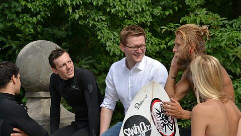 Wolfgang Stefinger im Gespräch mit Eisbach-Surfern. Er sagt: &bdquo;Die Surfer haben meine volle Unterstützung, was diese einmalige Stadt-Surf-Welle angeht!&ldquo;