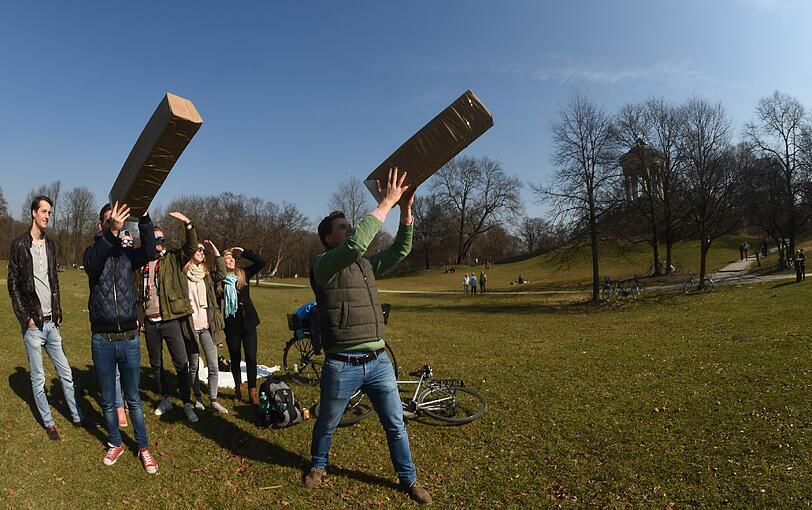 Die Münchner waren recht kreativ wenn es darum ging die Sonnenfinsternis zu sehen.