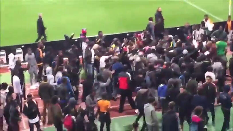 Fans beider Lager waren auf das Feld gerannt, dabei wurde der Senegalese Lamine Gassama von einem Zuschauer attackiert.