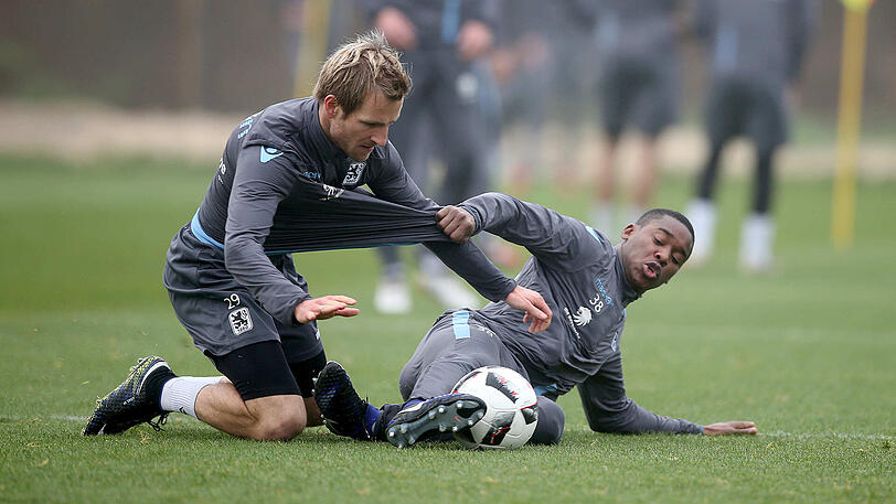Romuald Lacazette (rechts) und Stefan Aigner könnten im entscheidenden Spiel gesperrt sein.