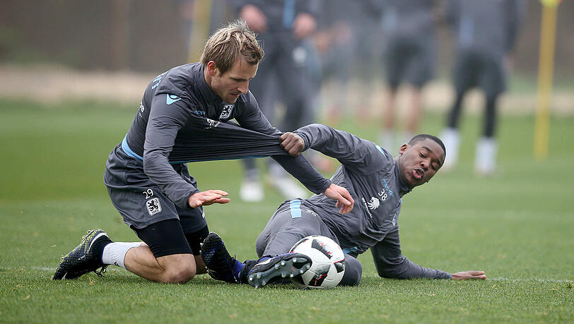 Romuald Lacazette (rechts) und Stefan Aigner könnten im entscheidenden Spiel gesperrt sein. Romuald Lacazette (rechts) und Stefan Aigner könnten im entscheidenden Spiel gesperrt sein.