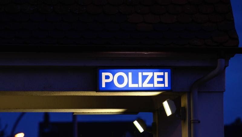 Ein Schild mit der Aufschrift "Polizei" leuchtet am Eingangsbereich der Polizeistation. Foto: Silas Stein/dpa/Archiv Ein Schild mit der Aufschrift "Polizei" leuchtet am Eingangsbereich der Polizeistation. Foto: Silas Stein/dpa/Archiv
