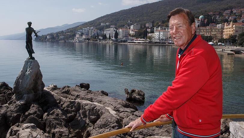 "Ich muss nur 80 Treppenstufen runtersteigen, dann bin ich am Meer", sagt Tennis-Ikone Niki Pilic, der in Opatija lebt. "Ich muss nur 80 Treppenstufen runtersteigen, dann bin ich am Meer", sagt Tennis-Ikone Niki Pilic, der in Opatija lebt.
