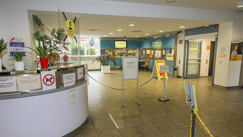 Betreten Menschen das Bürgerhaus, ist das ihr erster Eindruck. Die Infotheke findet sich im ersten Stock. Oft werden die Leute vom Wachpersonal nach oben gelotst. Betreten Menschen das Bürgerhaus, ist das ihr erster Eindruck. Die Infotheke findet sich im ersten Stock. Oft werden die Leute vom Wachpersonal nach oben gelotst.