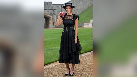 Strahlend präsentiert Emma Raducanu im Dior-Outfit ihren MBE-Orden.