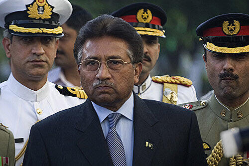 Pervez Musharraf kommt einem Amtsenthebeungsverfahren zuvor- und gibt auf.
