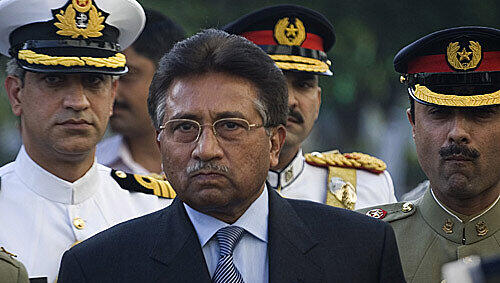 Pervez Musharraf kommt einem Amtsenthebeungsverfahren zuvor- und gibt auf. Pervez Musharraf kommt einem Amtsenthebeungsverfahren zuvor- und gibt auf.