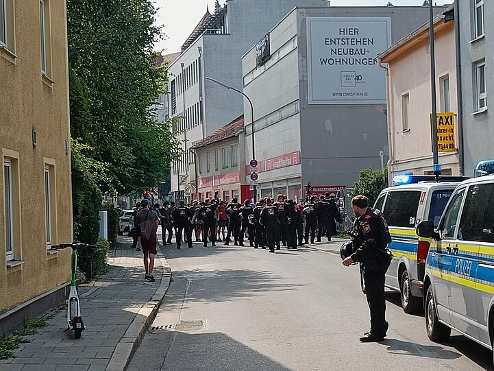 Szenen wie diese wollte die Münchner Polizei eigentlich vermeiden.