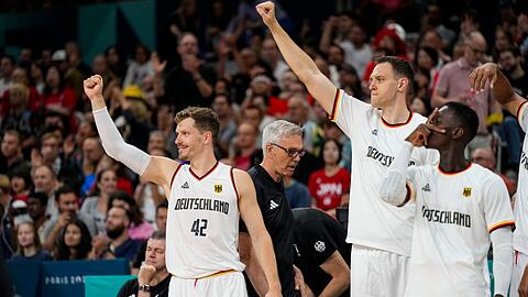 Deutschlands Basketballer starten mit Sieg in Olympia.