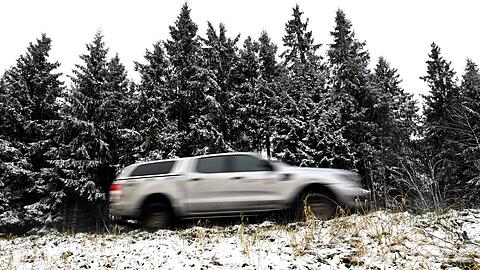 Auf dem Kahlen Asten im Sauerland wurden die ersten Tannen mit Schnee bedeckt.