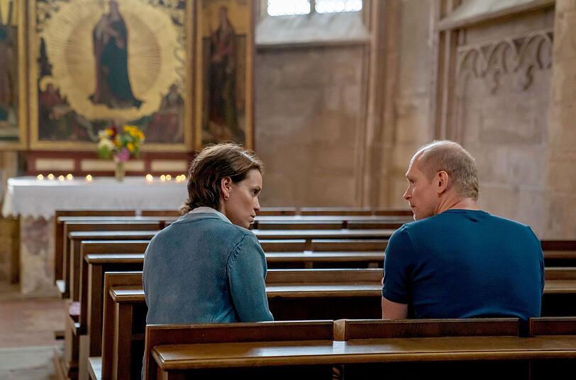 Diese Ermittler haben private Seiten, die auch nicht in jedem Krimi auf diese Art und Weise bespielt werden: Jan Kawig (Bernhard Conrad) reflektiert in der Kirche &uuml;ber seine Taten. Annett Schuster (Kristin Suckow) tauscht sich mit ihrem Kollegen aus.