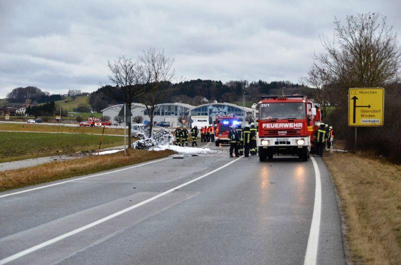 Horror-Unfall am Tag von Heiligabend: Ein Auto ist auf der B12 gegen einen Baum geschleudert. Der Insasse verbrannte im Wrack.