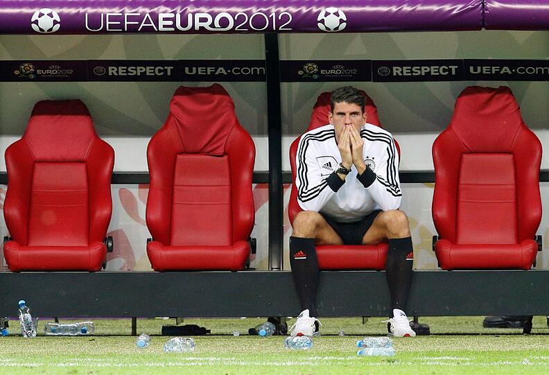 Die Enttäuschung ist Phillip Lahm ins Gesicht geschrieben, bei Thomas Müller fließen die Tränen, Mario Gomez ist entsetzt: Nach dem EM-Aus gegen Italien können's Jogis Jungs nicht fassen.