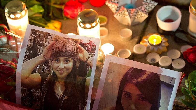 Trauer um Tugce A.: Vor dem Klinikum in Offenbach zeigten hunderte Menschen ihre Anteilnahme. Trauer um Tugce A.: Vor dem Klinikum in Offenbach zeigten hunderte Menschen ihre Anteilnahme.