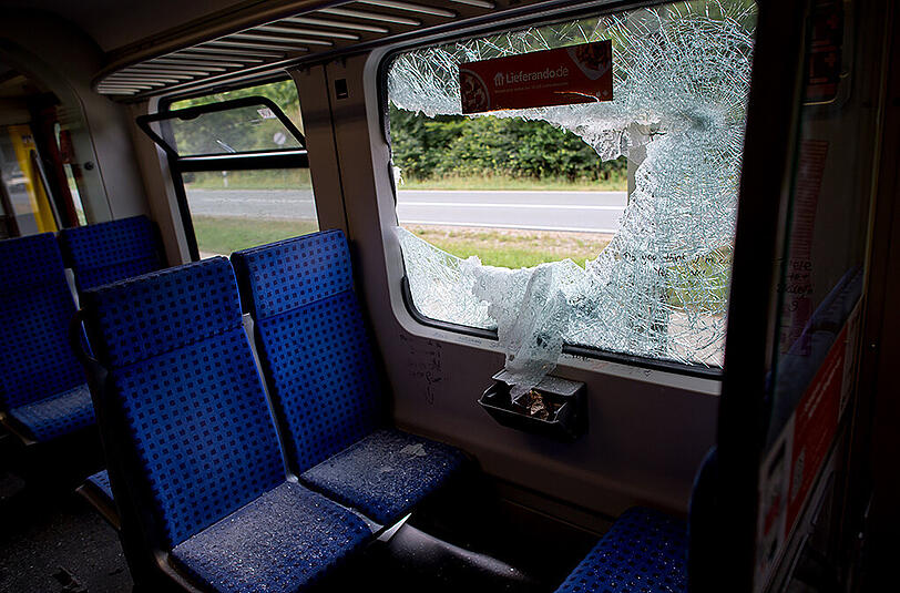 Der Unimog ist zerstört - die S-Bahn steht aufgeschlitzt auf der Strecke. Der Kleinlaster kollidierte mit der S-Bahn an einem unbeschrankten Bahnübergang.