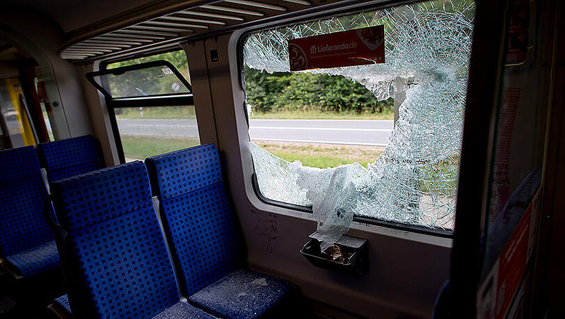 Der Unimog ist zerstört - die S-Bahn steht aufgeschlitzt auf der Strecke. Der Kleinlaster kollidierte mit der S-Bahn an einem unbeschrankten Bahnübergang. Der Unimog ist zerstört - die S-Bahn steht aufgeschlitzt auf der Strecke. Der Kleinlaster kollidierte mit der S-Bahn an einem unbeschrankten Bahnübergang.