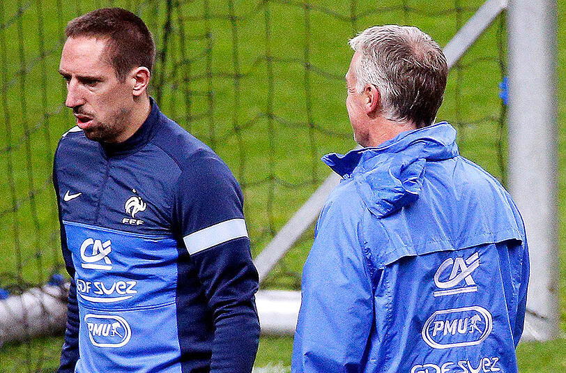 Frankreichs Nationaltrainer Didier Deschamps (rechts) und Franck Ribéry bei einer Trainingseinheit im Winter 2013 - bei die WM 2014 musste der Bayern-Star wegen Rückenbeschwerden passen.