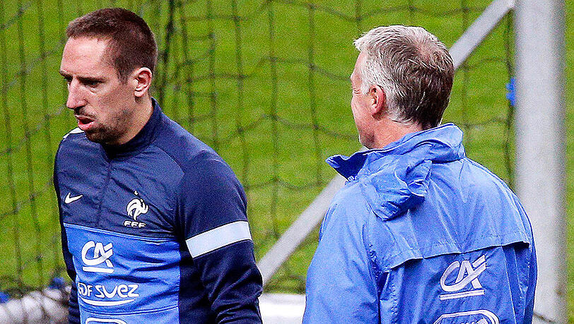 Frankreichs Nationaltrainer Didier Deschamps (rechts) und Franck Ribéry bei einer Trainingseinheit im Winter 2013 - bei die WM 2014 musste der Bayern-Star wegen Rückenbeschwerden passen. Frankreichs Nationaltrainer Didier Deschamps (rechts) und Franck Ribéry bei einer Trainingseinheit im Winter 2013 - bei die WM 2014 musste der Bayern-Star wegen Rückenbeschwerden passen.