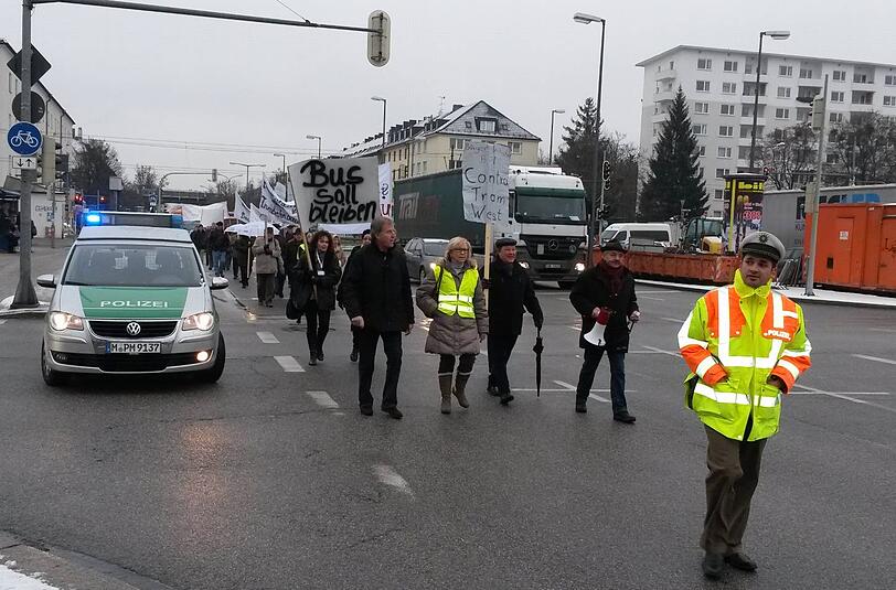 Die Demo gegen die Tram: Mit dabei in der ersten Reihe: Bezirksausschussvorsitzender Johann Stadler (in der ersten Reihe links).