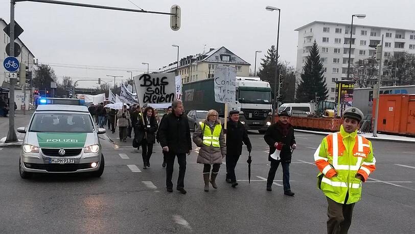 Die Demo gegen die Tram: Mit dabei in der ersten Reihe: Bezirksausschussvorsitzender Johann Stadler (in der ersten Reihe links). Die Demo gegen die Tram: Mit dabei in der ersten Reihe: Bezirksausschussvorsitzender Johann Stadler (in der ersten Reihe links).