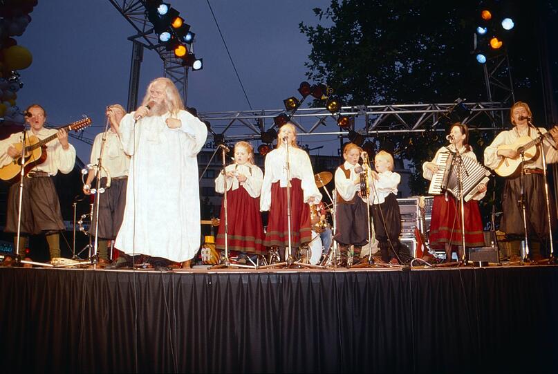 Die "Kelly Family" 1989  mit Vater Dan Kelly (3. v.l.) bei einem Auftritt in Düsseldorf. John Kelly ist ganz rechts an der Gitarre.