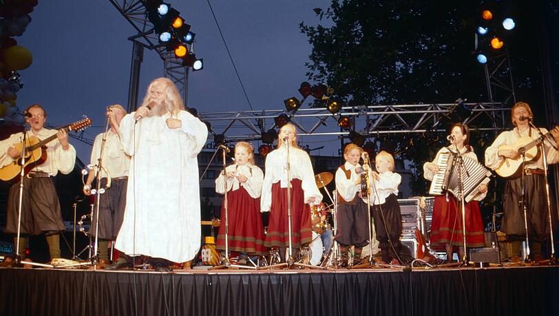 Die "Kelly Family" 1989 mit Vater Dan Kelly (3. v.l.) bei einem Auftritt in Düsseldorf. John Kelly ist ganz rechts an der Gitarre. Die "Kelly Family" 1989 mit Vater Dan Kelly (3. v.l.) bei einem Auftritt in Düsseldorf. John Kelly ist ganz rechts an der Gitarre.