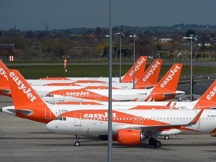 Abgestellte Easyjet-Flugzeuge auf dem Flughafen im englischen Southend-on-Sea.