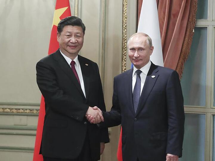 Chinas Präsident Xi Jinping (l) und Kremlchef Wladimir Putin begrüßen sich beim G20-Gipfel in Buenos Aires.