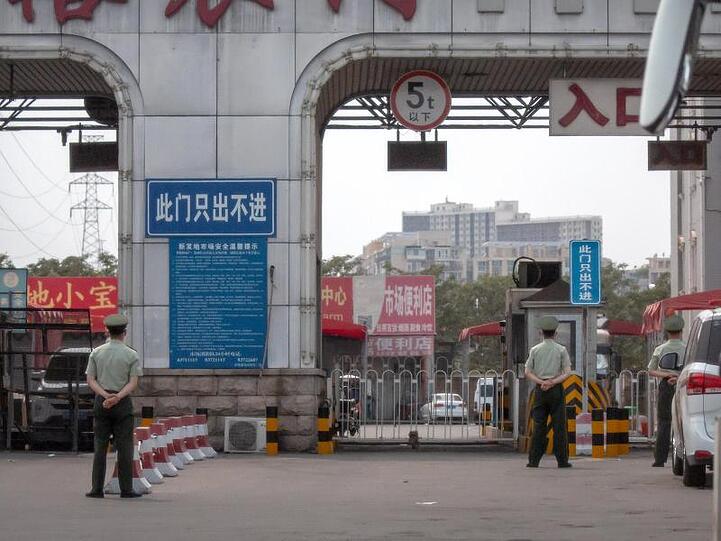 Auf einem Großmarkt in Peking gab es einen neuen Corona-Ausbruch.