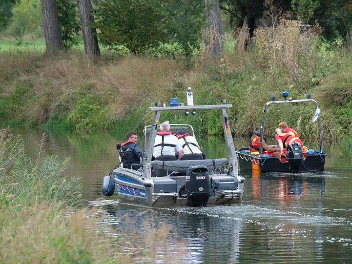 Boote der Wasserschutzpolizei und der Deutschen Lebensrettungsgesellschaft (DLRG) fahren auf der Unstrut.