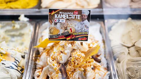 Kamelmilch-Eis liegt im Eiscafe Rino in der Auslage.