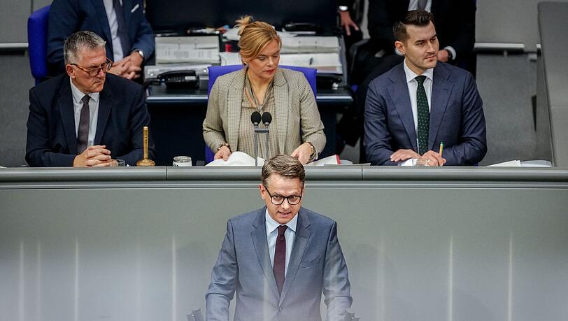 Gesundheitsminister Carsten Linnemann (CDU) dankte auch seinen Vorgängern für die Vorarbeiten zur Notfallreform. Gesundheitsminister Carsten Linnemann (CDU) dankte auch seinen Vorgängern für die Vorarbeiten zur Notfallreform.