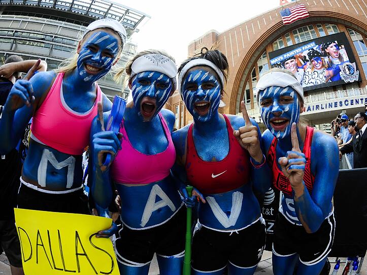 Dirk Nowitzki und seine Dallas Mavericks gleichen in der NBA-Finals-Serie zum 2:2 aus. Auf die Unterstützung der Fans können die Mavs bauen. Die American Airline Arena in Dallas gilt als eine der lautesten Hallen in der NBA.