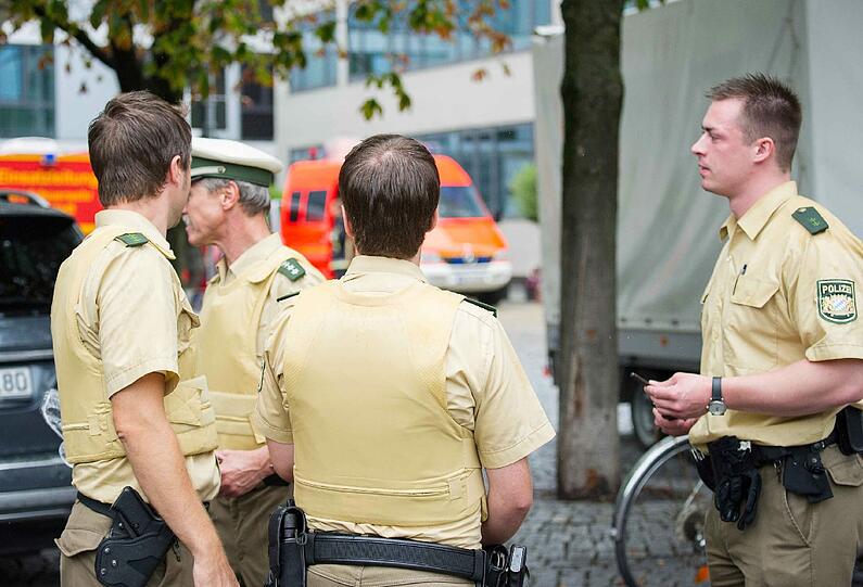 Polizeieinsatz in Ingolstadt: Ein Geiselnehmer hält mehrere Menschen im alten Rathaus gefangen.