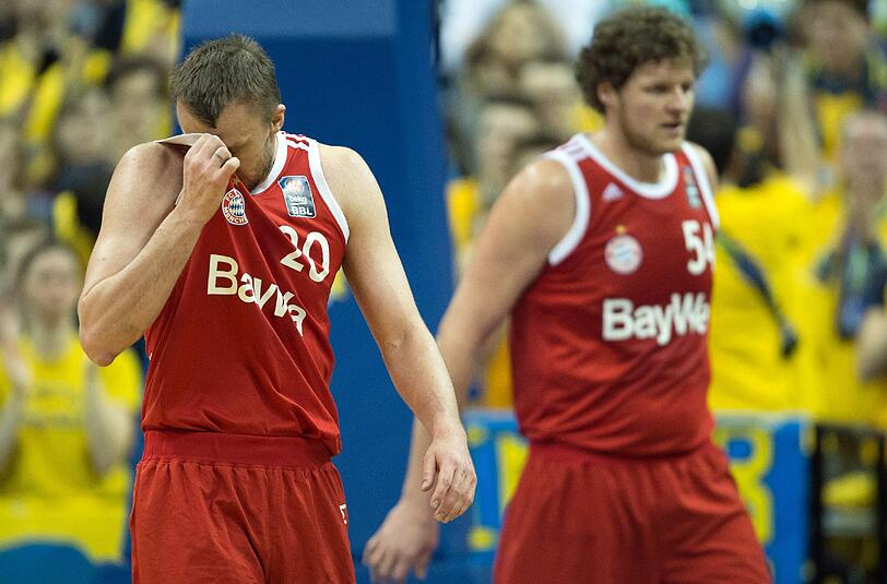 Sieben-Punkte-Führung verspielt: Bayerns Dusko Savanovic (l) und John Bryant (r) können es kaum fassen.