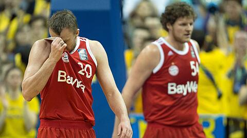 Sieben-Punkte-Führung verspielt: Bayerns Dusko Savanovic (l) und John Bryant (r) können es kaum fassen.