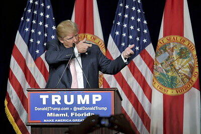Ein indirekter Gewaltaufruf gegen Clinton? Mit diesem Tabubruch sorgte Trump für Entsetzen: Clinton wolle den zweiten Verfassungszusatz abschaffen, in dem das Recht auf Waffenbesitz verankert ist, sagte Trump in Wilmington (North Carolina). Als Präsidentin wäre sie bei der Abschaffung nicht aufzuhalten, da sie entsprechende Richter für den Obersten Gerichtshof nominieren könne, sagte er und fügte hinzu: «Da kann man nichts machen, Leute. Obwohl - (es gibt da) die Leute des Zweiten Verfassungszusatzes, vielleicht gibt es doch etwas (das man tun kann). Ich weiß es nicht.»