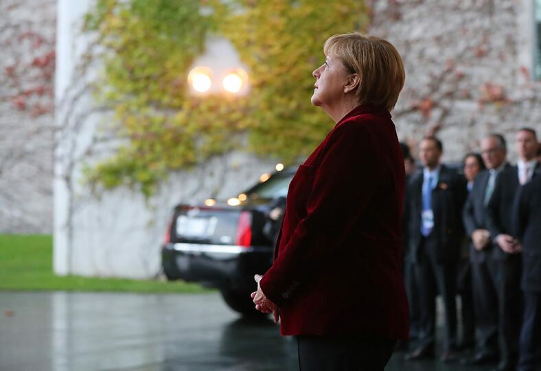 US-Präsident Barack Obama wird bei seinem Abschiedsbesuch von Bundeskanzlerin Angela Merkel begrüßt.
