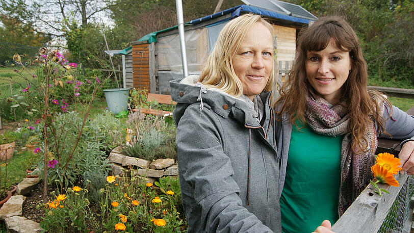 Almut Schenk (l.) und Vanessa Blind vom ehrenamtlichen Projekt "O&rsquo;pflanzt is" im urbanen Garten.