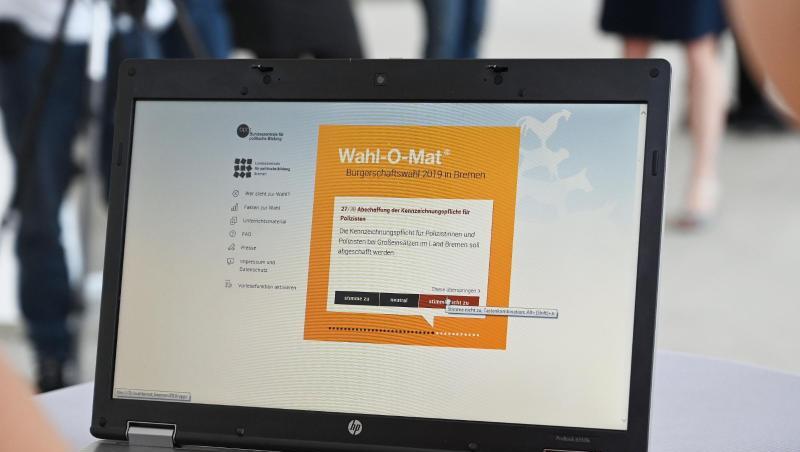 Im "Wahl-O-Mat" können Bürgerinnen und Bürger ihre politischen Ansichten mit den Programmen der Parteien abgleichen, um Hilfe für die Wahlentscheidung zu bekommen. Erstellt wurde der Wahl-O-Mat von der Bundeszentrale für politische Bildung. Im "Wahl-O-Mat" können Bürgerinnen und Bürger ihre politischen Ansichten mit den Programmen der Parteien abgleichen, um Hilfe für die Wahlentscheidung zu bekommen. Erstellt wurde der Wahl-O-Mat von der Bundeszentrale für politische Bildung.