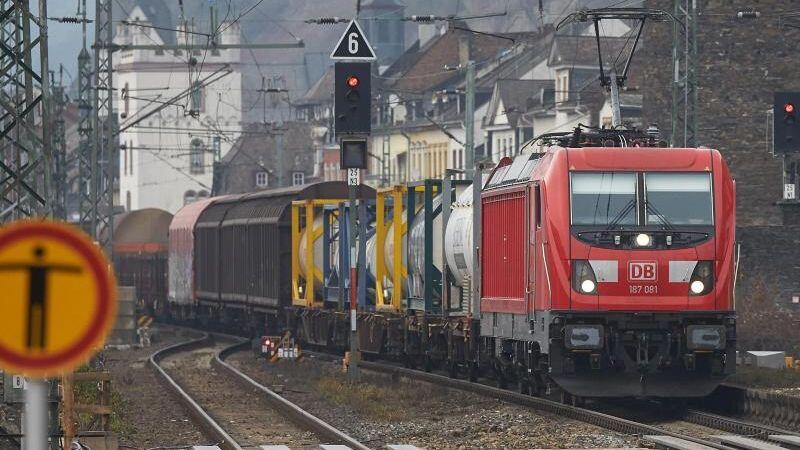 Ein Güterzug fährt unmittelbar an den Häusern der Altstadt von Kaub vorbei. Seit langem wird über eine Entlastungstrasse für das Rheintal diskutiert.