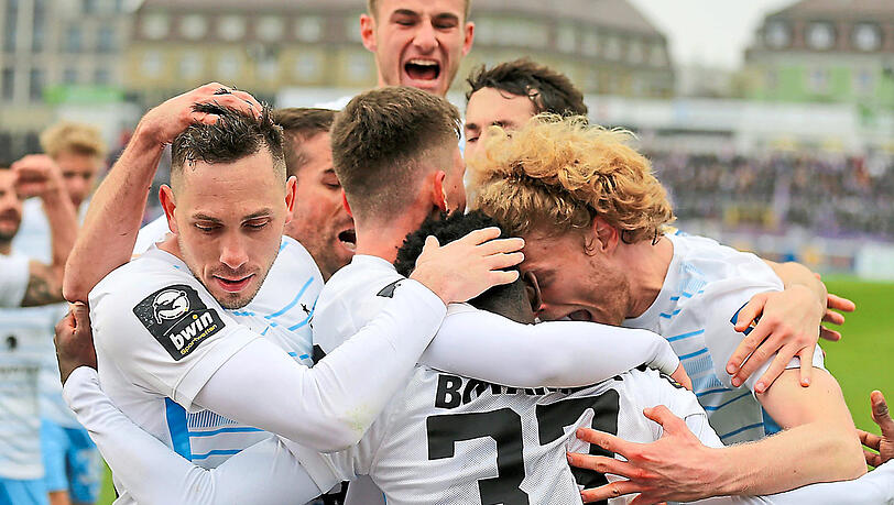 Da sind sie wieder, die Giesinger Siegerlöwen: Der TSV 1860 um Torjäger Marcel Bär (l.) feiert das 3:0 gegen Osnabrück.