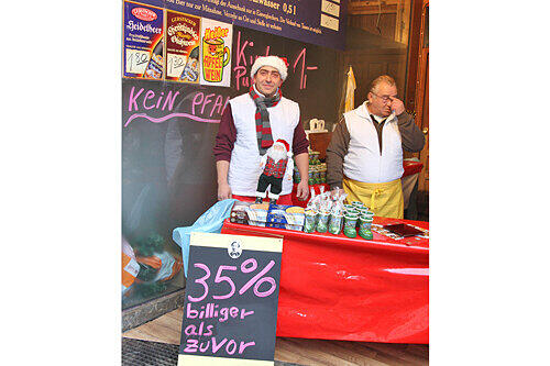 Der umstrittene Preisbrecher-Stand von Peter Altschmied. Hier gibt&rsquo;s den Glühwein schon für 1,30 Euro &ndash; aber in Plastikbechern.