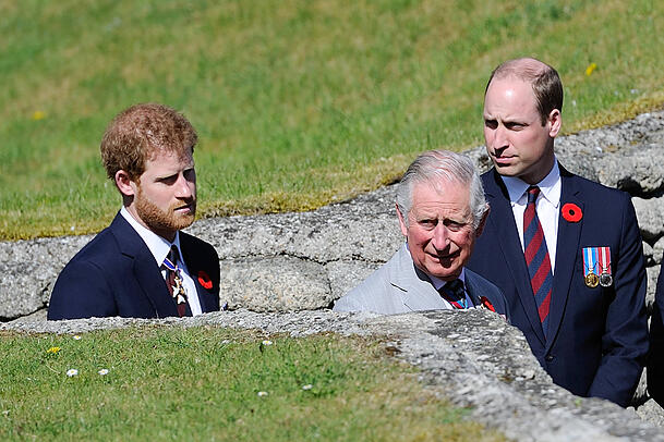 Prinz Harry w&uuml;rde gerne wieder in den &bdquo;Familienscho&szlig; zur&uuml;ckkehren&ldquo;. Doch im Palast beruft man sich auf das Sandringham Agreement, &uuml;ber das 2020 noch Queen Elizabeth mitentschieden hatte.