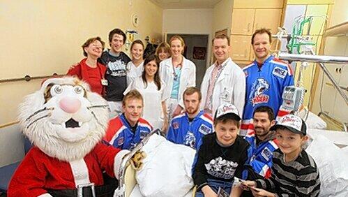Gruppenbild mit kleinen Patienten (vorne rechts): Vier Ice Tiger, Maskottchen Pucki und das Team der Fürther Kinderklinik. Gruppenbild mit kleinen Patienten (vorne rechts): Vier Ice Tiger, Maskottchen Pucki und das Team der Fürther Kinderklinik.