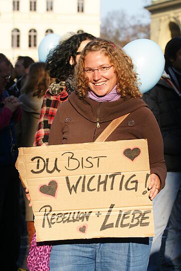 Mit Plakaten gingen rund 300 Menschen in München auf die Straße: Ihr Ziel: mehr Demokratie.